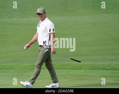 Augusta, Usa. November 2020. Paul Casey aus dem Vereinigten Königreich geht mit seinem Putter in der ersten Runde des Masters 2020 Golfturniers im Augusta National Golf Club in Augusta, Georgia am Donnerstag, 12. November 2020. Foto von Kevin Dietsch/UPI Kredit: UPI/Alamy Live News Stockfoto