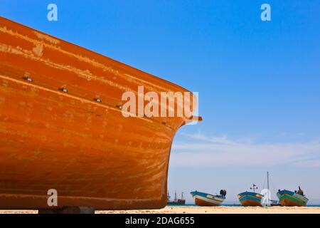 Holzboot am Strand, Hammamet, Tunesien Stockfoto