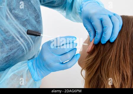 Ohrenkontrolle mit Wattestäbchen im medizinischen Labor Stockfoto