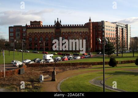 Glasgow Templetons Teppichfabrik und Brunnen. Heute bekannt als Templeton on on the Green, ist ein unverwechselbares Gebäude in der Nähe des Volkspalastes in Glasgow, Schottland, Stockfoto