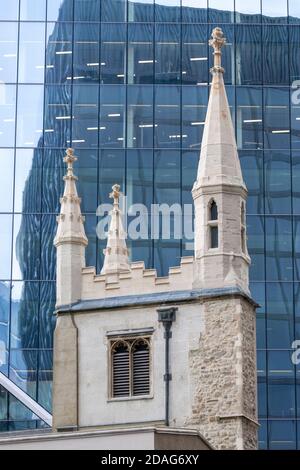 Die Kirche St. Andrew Undershaft wird von modernen Glashochhäusern im Schatten gehalten. London, Großbritannien Stockfoto