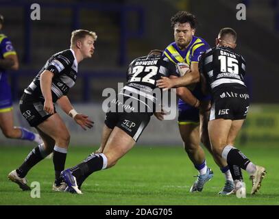 Joe Philbin von Warrington Wolves (Mitte) wurde von Josh Bowden (links) und Joe Cator von Hull FC während des Betfred Super League Play-off-Spiels im Halliwell Jones Stadium, Warrington, angegangen. Stockfoto