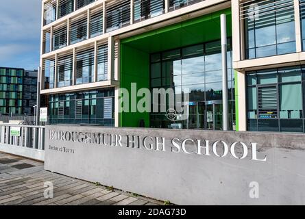 Außenansicht der Boroughmuir High School mit Namen, Fountainbridge, Edinburgh, Schottland, Großbritannien Stockfoto