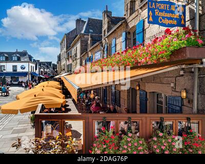 Bretagne Französisches Restaurant im Freien Concarneau ‘La Port Au Vin’ mit Sonnenschirme und Blumenschmuck Ville Close de Concarneau Bretagne Finistere France Stockfoto