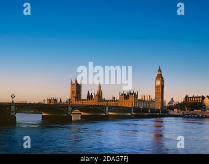 Houses of Parliament & Westminster Bridge beleuchtet von klarem roten Sonnenaufgang auf der Themse bei Flut von South Bank London UK Stockfoto