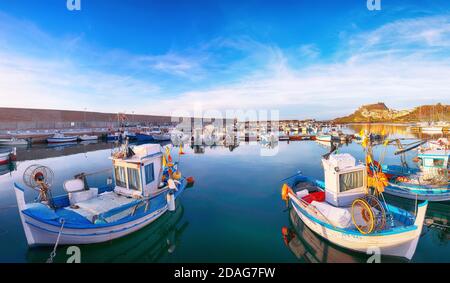 Atemberaubende Aussicht auf die mittelalterliche Stadt Castelsardo. Stadtbild von Castelsardo Marina bei Sonnenuntergang. Lage: Castelsardo, Provinz Sassari, Sardinien, Italien Stockfoto