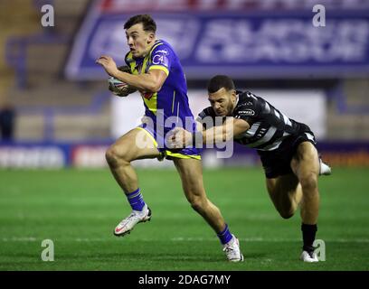 Warrington Wolves' Matty Ashton (links) wurde von Carlos Tuimavave, dem Hull FC, während des Betfred Super League Play-off-Spiels im Halliwell Jones Stadium, Warrington, angegangen. Stockfoto