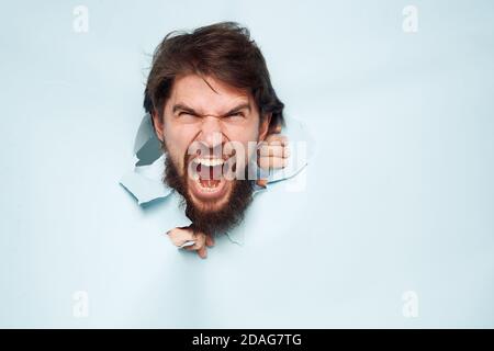 Emotionale Männer bricht durch die Wand Karriere Arbeit Lebensstil Stockfoto