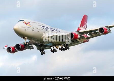 Virgin Atlantic Boeing 747 Jumbo Jet-Flugzeug G-VROY Pretty Woman landet zum letzten Mal am Flughafen London Heathrow, Großbritannien. Aus dem Dienst ausgeschieden Stockfoto