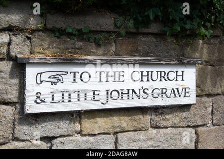 Hathersage, England - 23. Jun 2020 - Schild in der Straße, die zur Kirche und zum kleinen Johns Grab führt. Stockfoto