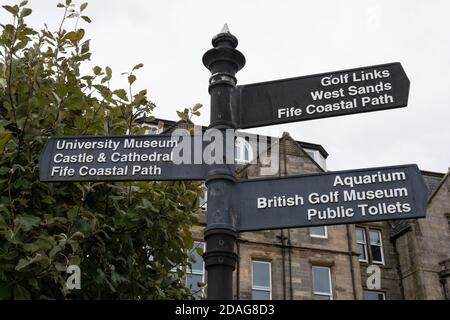 St Andrews, Schottland - 1. September 2020 - Wegweiser, Wegweiser in der Innenstadt. Stockfoto