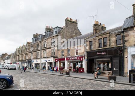 St Andrews, Schottland - 1. September 2020 - Stadtzentrum von St Andrews. Geschäfte vor Ort sind für Geschäftsleute und Leute geöffnet, die unterwegs sind. Stockfoto