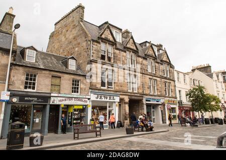 St Andrews, Schottland - 1. September 2020 - Stadtzentrum von St Andrews. Geschäfte vor Ort sind für Geschäftsleute und Leute geöffnet, die unterwegs sind. Stockfoto