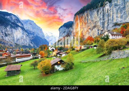 Faszinierende Herbstansicht des Lauterbrunnental mit herrlichem Staubbach Wasserfall und Schweizer Alpen bei Sonnenuntergang. Lage: Lauterbrunnen Dorf, Ber Stockfoto