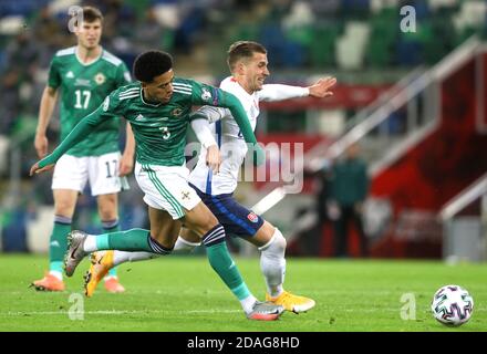 Der nordirische Jamal Lewis (links) und der slowakische Peter Pekarik kämpfen beim UEFA Euro 2020 Play-off Finale im Windsor Park, Belfast, um den Ball. Stockfoto