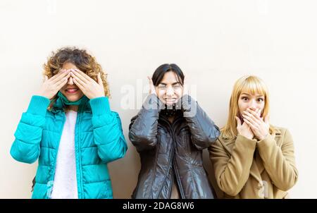 Glückliche Freunde machen lustige Gesichter nach Lockdown wieder öffnen auf einem Isolierter Hintergrund.Jugend, Millennial Generation und Freundschaft Konzept mit jungen Frauen Stockfoto