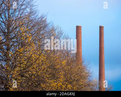 Helsinki/Finnland - 4. NOVEMBER 2020: Zwei alte rote Ziegelsteinräuchereien gegen klaren blauen Himmel an einem Herbstabend. Stockfoto