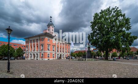 Templin im Sommer, Marktplatz und historisches Rathaus bei ziehenden Wolken Stockfoto
