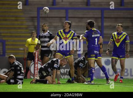 Anthony Gelling von Warrington Wolves (Mitte) feiert den zweiten Versuch seiner Seite während des Betfred Super League Play-off-Spiels im Halliwell Jones Stadium, Warrington. Stockfoto