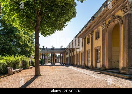 Potsdam Schloss Sanssouci ohne Menschen an einem Sommermorgen mit blauem Himmel Stockfoto