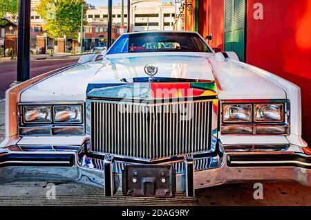 Ein Cadillac Eldorado Paris Opera Coupé wird vor Jerry Lee Lewis' Cafe & Honky Tonk in der Beale Street, 12. September 2015, in Memphis, Tennessee, ausgestellt. Stockfoto