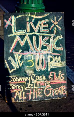 Ein Schild mit einer Tafel wirbt für Live-Musik außerhalb von Jerry Lee Lewis' Cafe & Honky Tonk in der Beale Street, 12. September 2015, in Memphis, Tennessee. Stockfoto