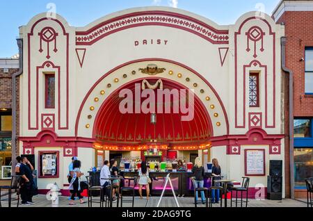 Leute trinken vor dem alten Daisy Theater in der Beale Street, 12. September 2015, in Memphis, Tennessee. Stockfoto