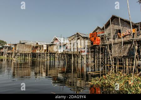 Das schwimmende Dorf Inle Lake ist eines der am meisten Spektakuläre Reiseziele und Besonderheiten von Myanmar.ländliche Lebensweise in Asien.Fischer einfach Häuser.Peop Stockfoto