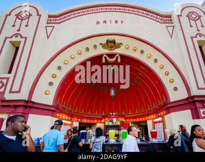 Leute trinken vor dem alten Daisy Theater in der Beale Street, 12. September 2015, in Memphis, Tennessee. Stockfoto