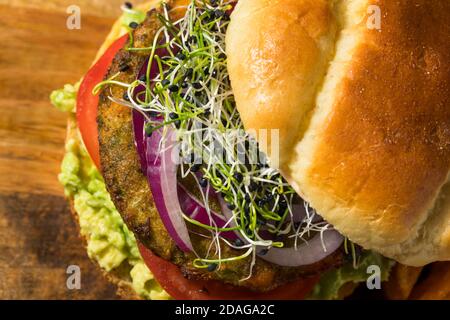 Hausgemachte Bio Vegan Veggie Burger mit süßen Kartoffelfritten Stockfoto