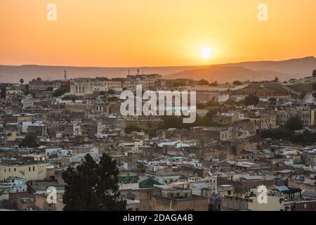 Panoramablick über die Dächer der Medina Fes Stadt bei Sonnenaufgang in Marokko, Afrika Stockfoto