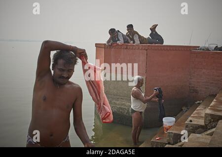 Varanasi, Indien, Januar 2016. Männer waschen ihre Kleider in einem Ghat am Ganges. Stockfoto