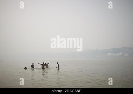 Varanasi, Indien, Januar 2016. Mehrere Menschen im Nebel Baden im Ganges Fluss. Stockfoto
