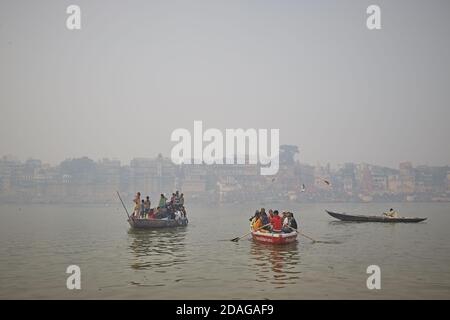 Varanasi, Indien, Januar 2016. Mehrere Boote im Nebel segeln auf dem Ganges Fluss. Stockfoto