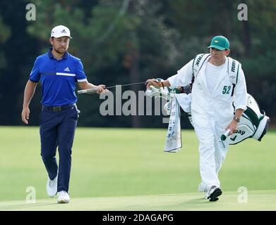 Augusta, Usa. November 2020. Xander Schauffele geht am Donnerstag, den 12. November 2020, in der ersten Runde des Masters-Golfturniers 2020 im Augusta National Golf Club in Augusta, Georgia zum 18. Green. Foto von Kevin Dietsch/UPI Kredit: UPI/Alamy Live News Stockfoto