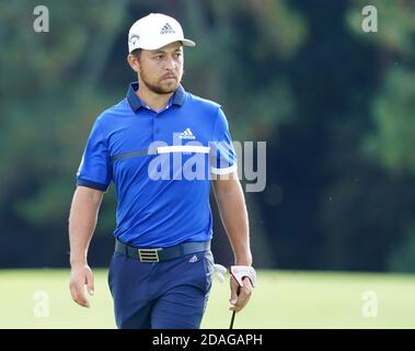 Augusta, Usa. November 2020. Xander Schauffele geht am Donnerstag, den 12. November 2020, in der ersten Runde des Masters-Golfturniers 2020 im Augusta National Golf Club in Augusta, Georgia zum 18. Green. Foto von Kevin Dietsch/UPI Kredit: UPI/Alamy Live News Stockfoto