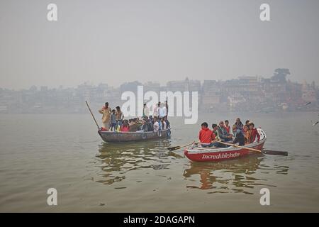 Varanasi, Indien, Januar 2016. Mehrere Boote im Nebel segeln auf dem Ganges Fluss. Stockfoto