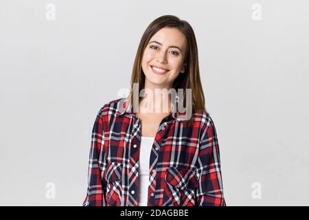 Erstaunlich und fröhlich lächelnde Brünette Frau in schönen karierten Hemd Studio erschossen, isoliert auf weiß Stockfoto
