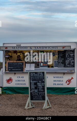 Ein Imbisswagen oder Anhänger, der frischen Muschelfisch und Meeresfrüchte in blakeney an der Nordküste norfolks verkauft. Stockfoto