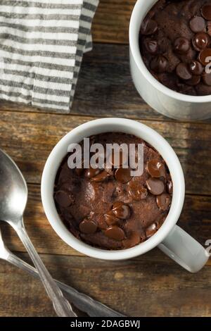 Hausgemachte Schokolade Mikrowelle Becher Brownie bereit zu essen Stockfoto