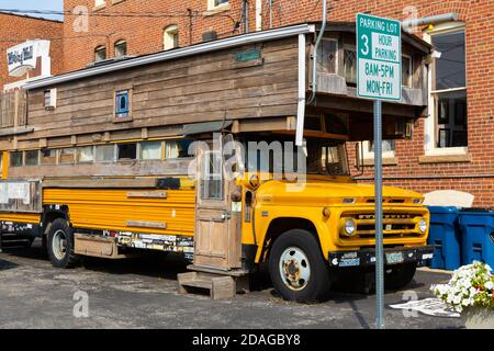 Pontiac, Illinois / USA - 23. September 2020: Bob Waldmire's Schulbus parkte am Route 66 Museum. Stockfoto