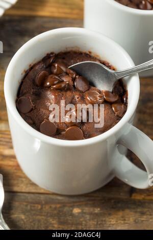 Hausgemachte Schokolade Mikrowelle Becher Brownie bereit zu essen Stockfoto
