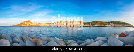 Atemberaubende Aussicht auf die mittelalterliche Stadt Castelsardo. Stadtbild von Castelsardo Marina bei Sonnenuntergang. Lage: Castelsardo, Provinz Sassari, Sardinien, Italien Stockfoto