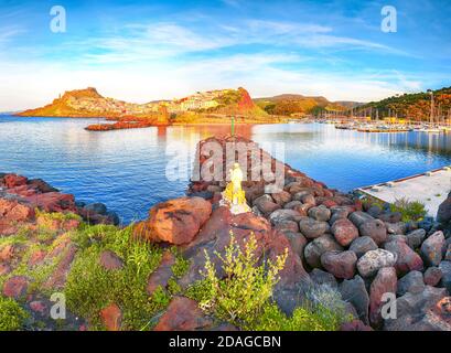 Atemberaubende Aussicht auf die mittelalterliche Stadt Castelsardo. Stadtbild von Castelsardo Marina bei Sonnenuntergang. Lage: Castelsardo, Provinz Sassari, Sardinien, Italien Stockfoto