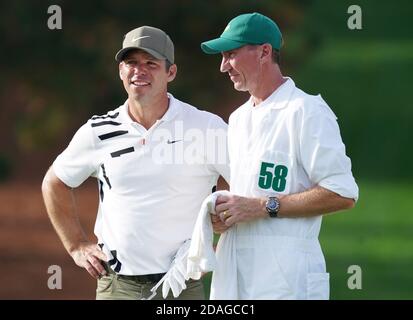 Augusta, Usa. November 2020. Paul Casey aus dem Vereinigten Königreich steht mit seinem Caddie in der ersten Runde des Masters 2020 Turnier im Augusta National Golf Club in Augusta, Georgia am Donnerstag, 12. November 2020. Foto von Kevin Dietsch/UPI Kredit: UPI/Alamy Live News Stockfoto