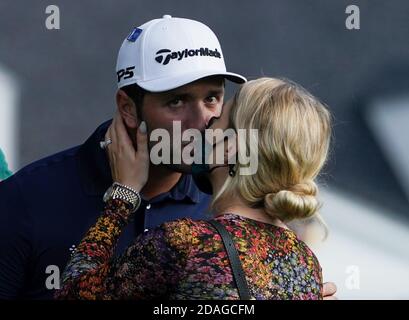 Augusta, Usa. November 2020. Jon Rahm aus Spanien und Kelley Cahill küssen sich in der ersten Runde des 2020 Masters Golfturniers im Augusta National Golf Club in Augusta, Georgia am Donnerstag, 12. November 2020. Foto von Kevin Dietsch/UPI Kredit: UPI/Alamy Live News Stockfoto