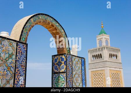 Mosaikbogen an der Al-Zaytuna Moschee in der alten Medina, UNESCO-Weltkulturerbe, Tunis, Tunesien Stockfoto