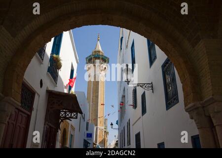 Traditionelle Häuser mit Minarett in der alten Medina, UNESCO-Weltkulturerbe, Tunis, Tunesien Stockfoto