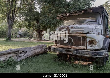 Rusty Alte Holzfäller auf alten traditionellen Bauernhof. Verlassene Auto, selektiver Fokus. Stockfoto