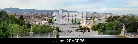 Panorama von Barcelona von Palau Nacional in Richtung Spanien-Platz durch Fira de Barcelona entlang der Avinguda de la Reina Maria Cristina, Katalonien, Spanien. Stockfoto